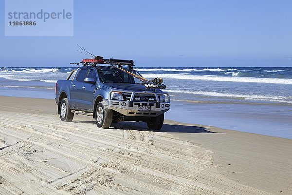 Auto auf 75 Mile Beach Road  offizieller Highway  UNESCO Weltnaturerbe  Fraser Island  Great Sandy National Park  Queensland  Australien  Ozeanien