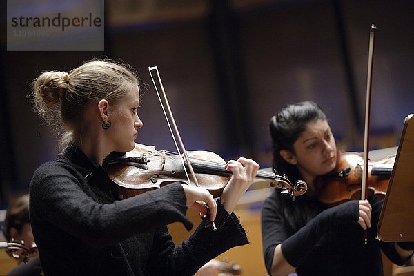 Geigerinnen spielen im Orchester  Musikhochschule Robert Schumann  Düsseldorf  Nordrhein-Westfalen  Deutschland  Europa