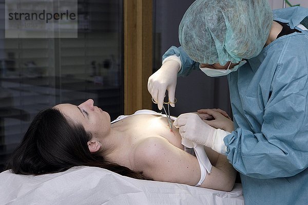 Patient und Hautarzt während einer Operation  Dermatologe  Düsseldorf  Deutschland  Europa