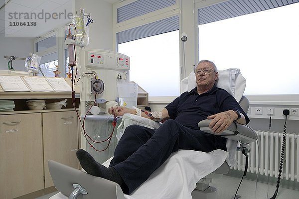 Patient bei der Blutwäsche  ambulante Dialyse im Dialyse Zentrum des Dominikus Krankenhauses Heerdt  Nordrhein-Westfalen  Deutschland  Europa