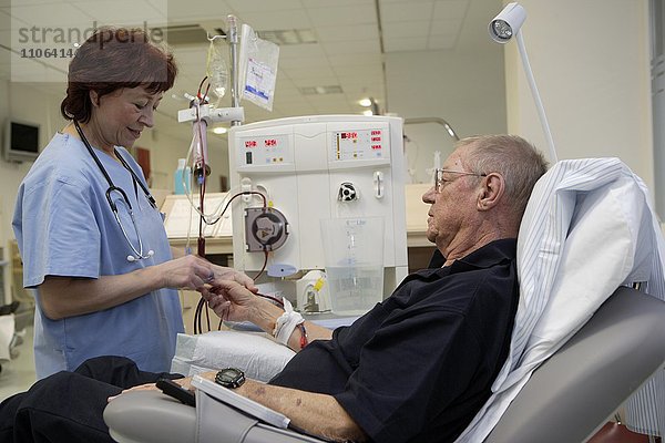Patient und Krankenschwester bei der Blutwäsche  ambulante Dialyse im Dialyse Zentrum des Dominikus Krankenhauses Heerdt  Nordrhein-Westfalen  Deutschland  Europa