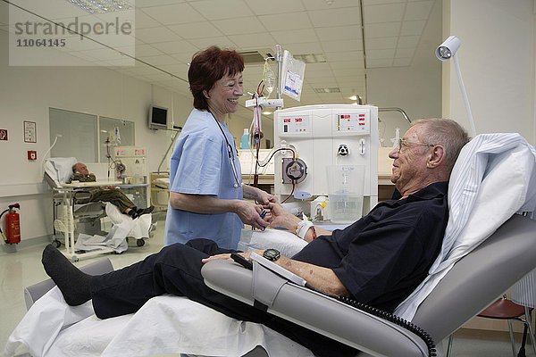Patient und Krankenschwester bei der Blutwäsche  ambulante Dialyse im Dialyse Zentrum des Dominikus Krankenhauses Heerdt  Nordrhein-Westfalen  Deutschland  Europa