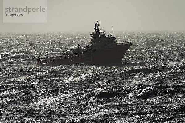 Mehrzweck-Offshore-Schiff Grampian Endurance  Wellen  Nordsee