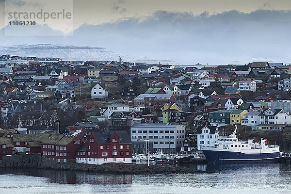 Ausblick auf Hafen und Stadt  Tórshavn  Streymoy  Färöer-Inseln  Dänemark  Europa