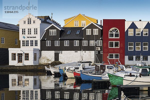 Bunte Boote im Hafen  Altstadt von Tórshavn  Streymoy  Färöer-Inseln  Dänemark  Europa