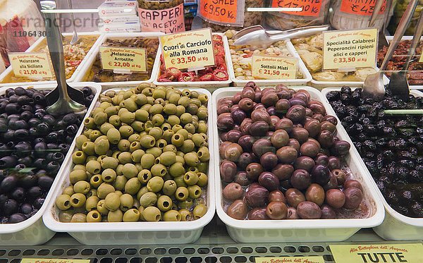 Eingelegte Oliven  Markt  Mercato di Sant'Ambrogio  Florenz  Toskana  Italien  Europa