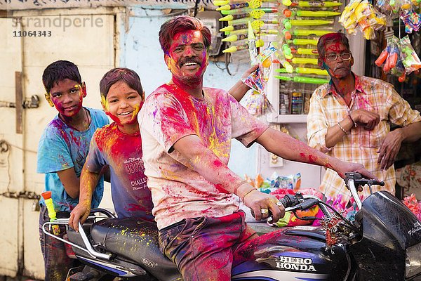 Holi Festival  Hindus feiern den Frühlingsbeginn mit farbigem Wasser und Gulal-Pulver  Udaipur  Rajasthan  Indien  Asien