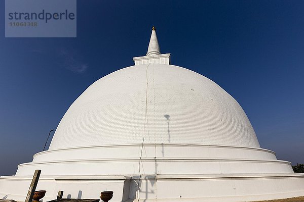 Weiße Stupa Ruwanwelisseya Dagoba  Mihintale  Sri Lanka  Asien