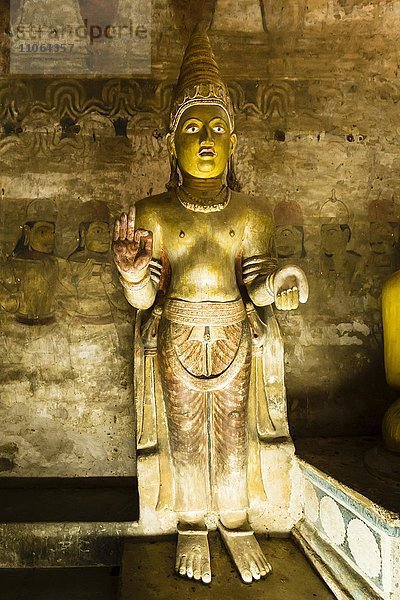 Buddhistische Statue  Höhle des göttlichen Königs  Cave of the Divine King  Dambulla  Sri Lanka  Asien