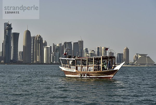 Holzboot vor Wolkenkratzer Skyline  Doha  Katar  Asien