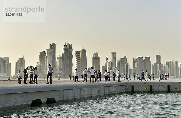 Passanten und Wolkenkratzer Skyline  Doha  Katar  Asien