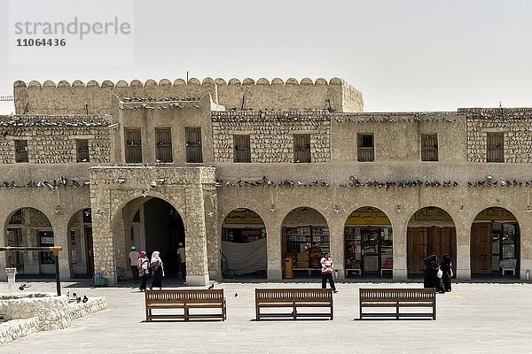 Eingang zum Wakif Souk oder Souq Waqif  Basar  Doha  Katar  Asien