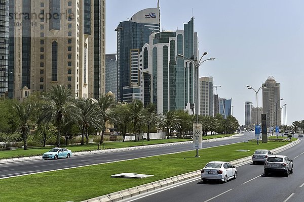 Al Corniche Street und Wolkenkratzer in Doha  Katar  Asien