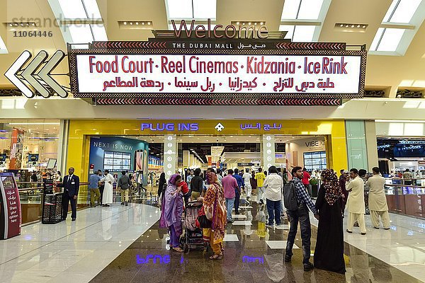 Menschen in der Dubai Mall  Dubai  Vereinigte Arabische Emirate  Asien