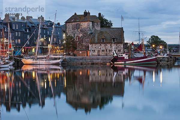 Häuser und Boote am alten Hafen mit Spiegelung im ruhigen Wasser am Abend  Vieux Bassin  Honfleur  Departement Calvados  Normandie  Frankreich  Europa
