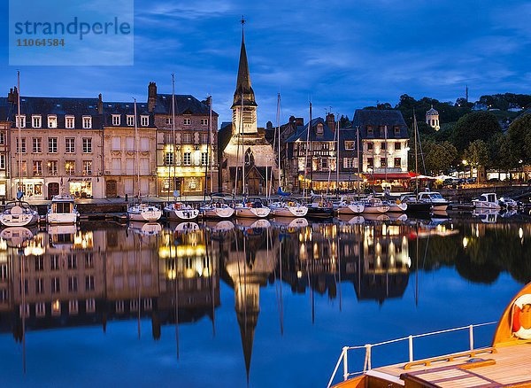 Häuser und Boote am alten Hafen mit Spiegelungen im ruhigen Wasser am Abend  Vieux Bassin  Honfleur  Departement Calvados  Normandie  Frankreich  Europa