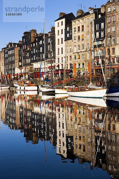 Häuser und Boote am alten Hafen mit Spiegelungen im ruhigen Wasser  Vieux Bassin  Honfleur  Departement Calvados  Normandie  Frankreich  Europa