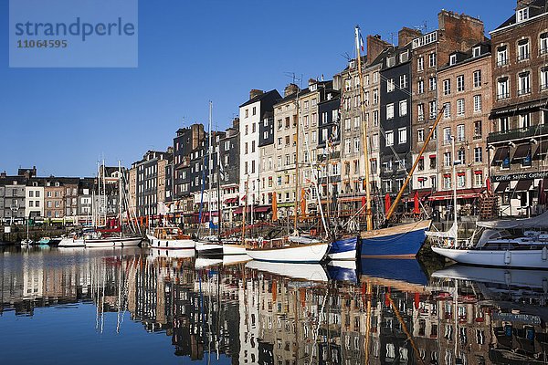 Häuser und Boote am alten Hafen mit Spiegelungen im ruhigen Wasser  Vieux Bassin  Honfleur  Departement Calvados  Normandie  Frankreich  Europa