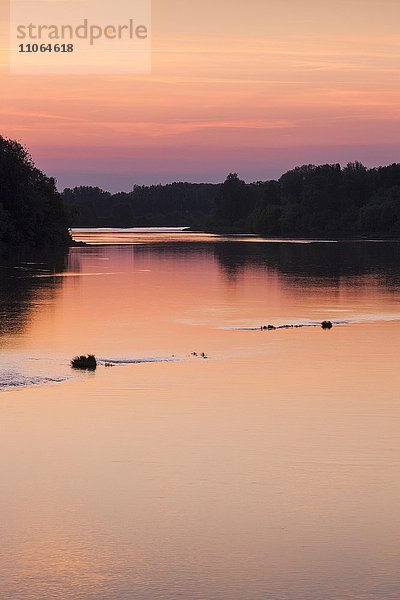 Sonnenuntergang über dem Fluss Loire  Briare-le-Canal  Departement Loire  Frankreich  Europa