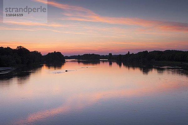 Sonnenuntergang über dem Fluss Loire  Briare-le-Canal  Departement Loire  Frankreich  Europa