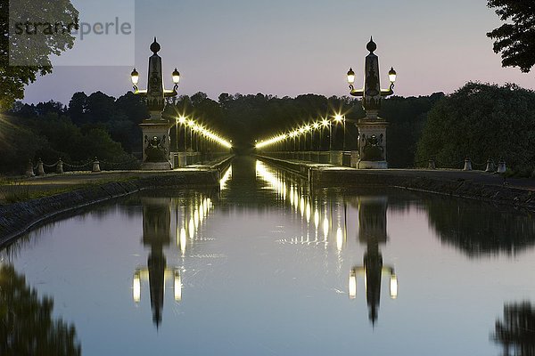 Kanalbrücke von Briare bei Dämmerung  Briare-le-Canal oder Canal de Briare  Département Loiret  Centre-Val de Loire  Frankreich  Europa