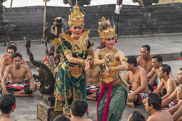 Tänzer bei der Aufführung des klassischen balinesischen Kecak-Tanz im Uluwatu Tempel  Bali  Indonesien  Asien