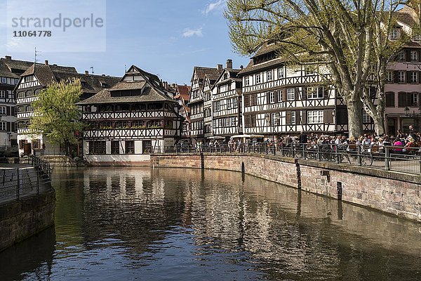 Fachwerkbauten am Fluss Ill  Gerberviertel La Petite France  Straßburg  Elsass  Frankreich  Europa
