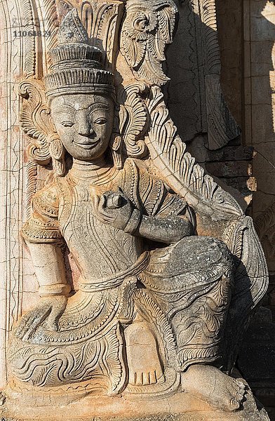Deva-Statue am baufälligen Kloster Nyaung Oak  Inthein  Indein  Shan-Staat  Myanmar  Asien