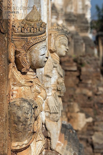 Deva-Statuen  Shwe Inn Thein Paya  Pagodenkomplex  Inthein  Indein  am Inle-See  Myanmar  Asien