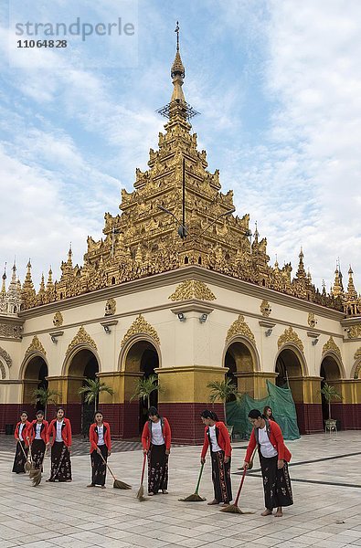 Birmanische Frauen fegen den Boden rund um den Tempel Mahamuni Paya  Mandalay  Myanmar  Asien