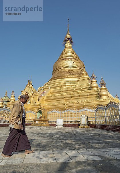 Mann umrundet die Kuthodaw-Pagode  Mahalawka Marazein  buddhistischer Stupa in Mandalay  Myanmar  Asien