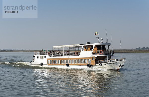 Ausflugsboot auf dem Irrawaddy  auch Ayeyarwady  Fluss zwischen Mandalay und Bagan  Myanmar  Asien