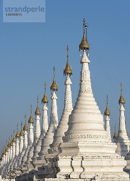 Weiße Stupas in einer Reihe  Sandamuni oder Sanda Muni Pagode  Paya  Mandalay  Myanmar  Asien