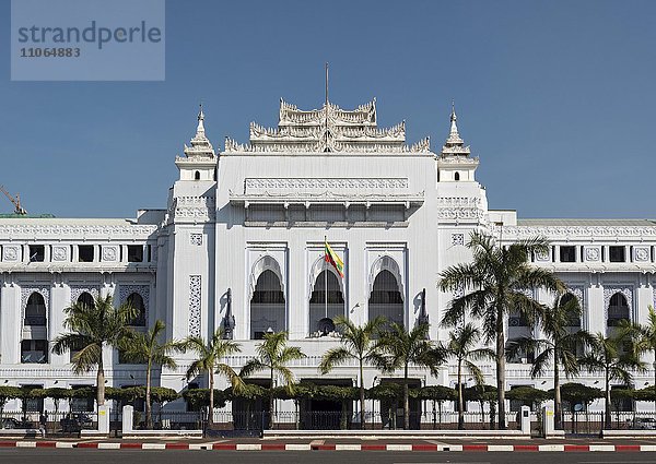 Rathaus in der Innenstadt von Yangon  Rangun  Myanmar  Asien