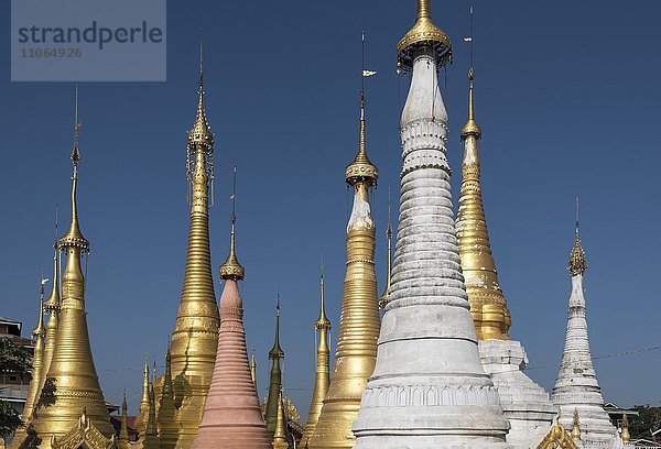 Stupas am Kloster des Dorfes Ywama in der Nähe vom Inle-See  Burma  Myanmar  Asien