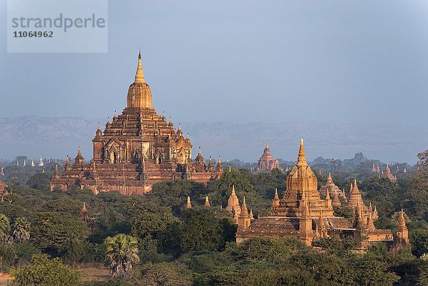 Htilominlo-Tempel  Blick von der Pyathada Paya Pagode  Bagan  Myanmar  Asien