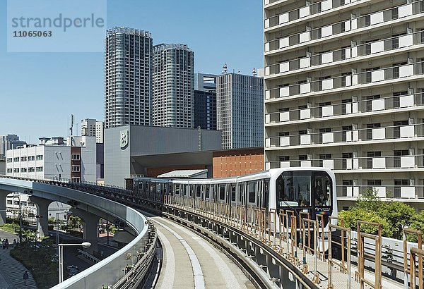 Yurikamome-Linie  automatisierter Zug am Bahnhof Daiba  Odaiba  Tokio  Japan  Asien