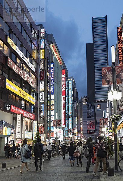 Straßenszene von Kabukicho  Hochhäuser  Shinjuku  Tokio  Japan  Asien