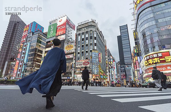 Kabukicho  Kreuzung bei Einbruch der Dunkelheit  Shinjuku  Tokio  Japan  Asien