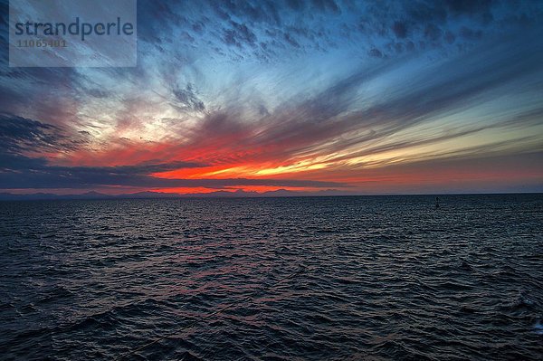 Sonnenuntergang mit leicht bewegtem Meer  Rotes Meer  Ägypten  Afrika