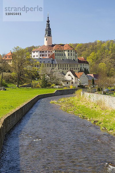 Schloss Weesenstein mit Müglitz im Müglitztal  Sachsen  Deutschland  Europa