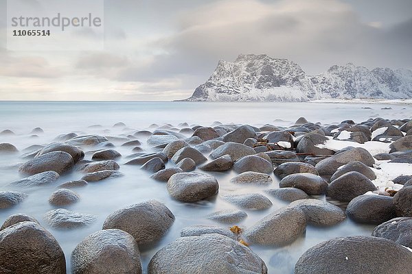 Küste im Winter  Utakleiv  Lofoten  Norwegen  Europa