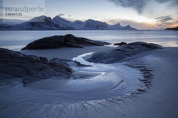 Küstenlinie  Strand des Ytter Vagje im Winter  Lofoten  Norwegen  Vik  Lofoten  Norwegen  Europa