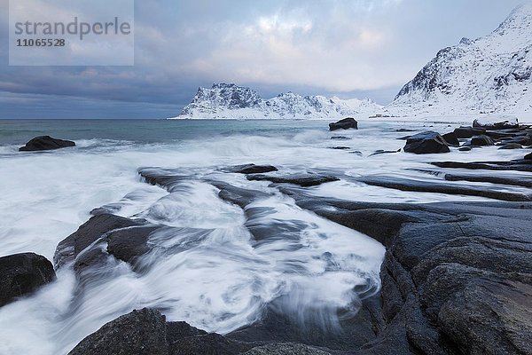 Strand von Utakleiv im Winter  Utakleiv  Lofoten  Norwegen  Europa