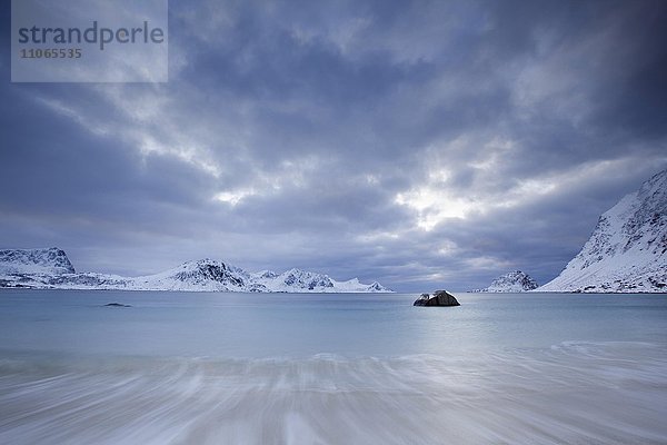 Bucht Vikbukta im Winter  Lofoten  Norwegen  Europa