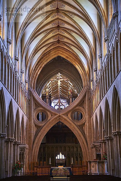 Innenansicht der mittelalterlichen Kathedrale von Wells  Wells  Somerset  England