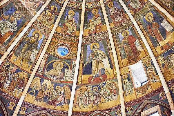 Romanische Fresken an der Kuppel im romanischen Baptisterium  Parma  Emilia Romagna  Italien  Europa