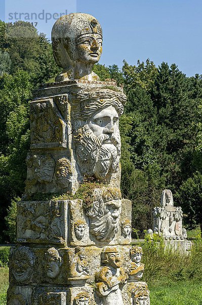 Groteske Skulpturen in gemischten Stilen mehrerer Epochen von Max Buchhauser  Skulpturengarten Max-Buchhauser-Garten  Regensburg  Oberpfalz  Bayern  Deutschland  Europa