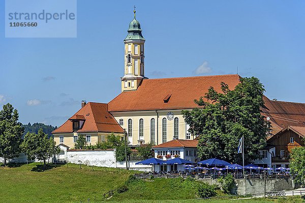 Klosterkirche Maria Verkündigung mit Biergarten von Kloster Reutberg  Sachsenkam  Isarwinkel  Oberbayern  Bayern  Deutschland  Europa