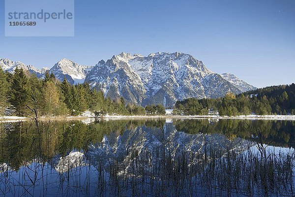 Luttensee und westliche Karwendelspitze  Mittenwald  Bayern  Deutschland  Europa